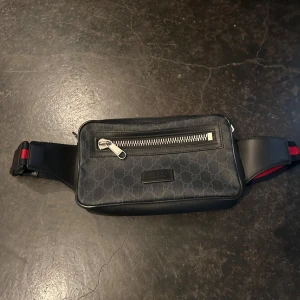 Gucci Väska Herr - Box och kvitto finns. Pris kan diskuteras. Fler bilder samt bilder på kvitto och box vid förfrågan.