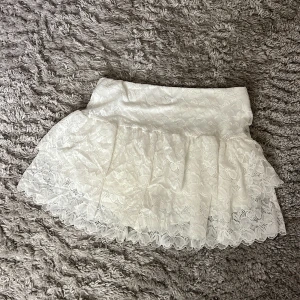Vit spetskjol med volang - Söt vit kjol med volang och spets. Perfekt nu till sommaren! 💕Aldrig använd!