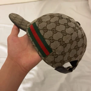 Gucci keps - Säljer en äkta Gucci keps har kvitto och allt inte så använd lite lös i spännet