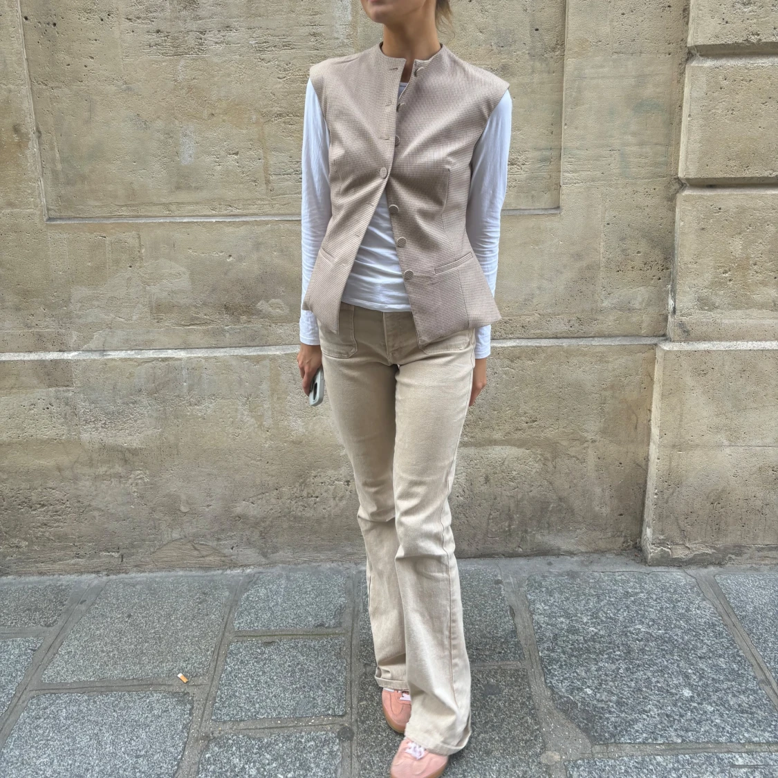 Beiga utsvängda jeans - 1