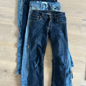 Nudie jeans - Säljer 4st jeans från nudie och replay blandat, för endast 600kr! Passar dig som är från 160-170