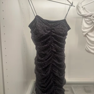 Klänning från Oh Polly - Säljer en mörk, tight klänning från Oh Polly med smala axelband Snygg passform 💕 