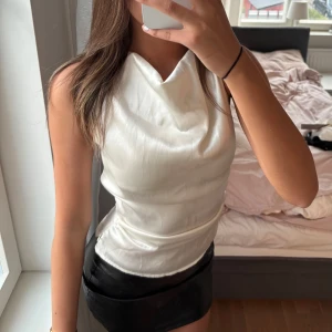 Vit Satintopp XS - Vit silke/satin topp storlek xs/32. Perfekt nyttskick.