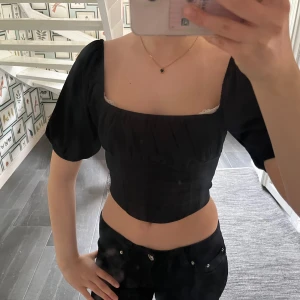 Svart topp - Supersöt topp i strl XS från Gina tricot😍 Fyrkantig urringning med korta ärmar som passar perfekt till sommaren💗