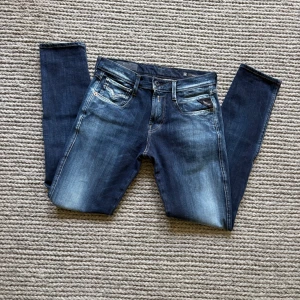 Replay Anbass - Replay Anbass hyperflex w 28 L 30  Midjemått 36 cm längd 91 cm. Tyget är dock väldigt stretchigt så passar en storlek större om det behövs! Sitter slim.