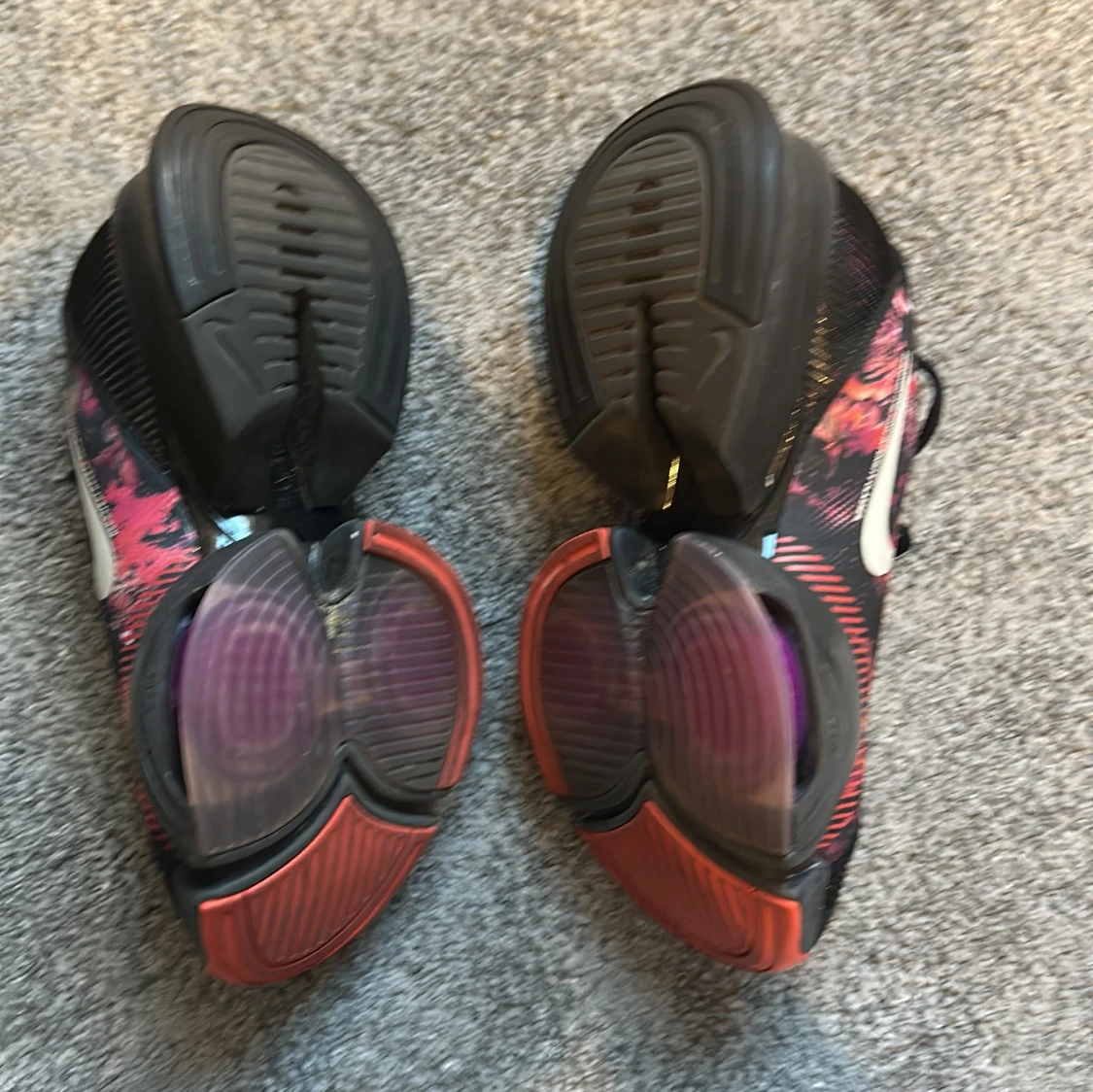 Nike sneakers med svart och röd design - 2