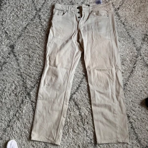 Beige jeans - Säljer ett par beige jeans jag inte använder längre, storlek 32/32