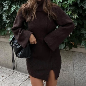 Mörkbrun stickad poloklänning med slits😻 - Mysig mörkbrun stickad klänning med polokrage och vida ärmar. Både mysig och snygg!!!🫶🏼