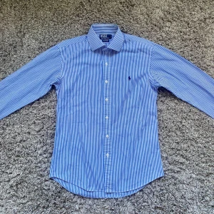 Ralph lauren skjorta - Säljer denna rikigt feta Ralph lauren skjortan⭐️Skick: 9,5/10!🙌 Storlek 16 vilket motsvarar L !🤝Hör gärna av er om ni har funderingar!👍