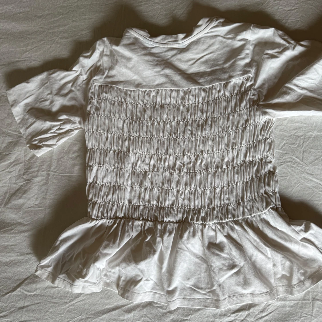 Vit topp med smock och volang - 2