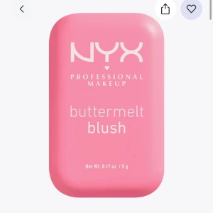 NYX buttermelt blush - Säljer ett NYX buttermelt blush i en söt rosa dosa. Rouget har en mjuk, smörig formula och en fin rosa nyans som ger kinderna en fräsch look. Perfekt för att skapa en naturlig glow och enkel att ta med i väskan. Använt några gånger 