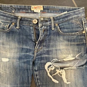 Replay jeans  - Världens snyggaste lågmidjade bootcut jeans me hål/slitningar på. Tyvärr lite för långa för mig💓💓 men så najs. Skriv privat för fler bilder på 🎀 de är ca 37cm rakt över och ca 80 i innerbenslängd🌸