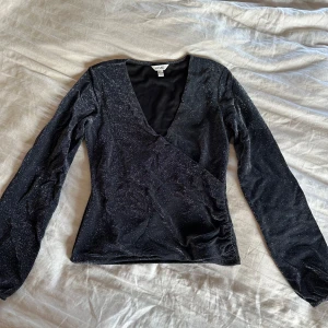 Fest topp - Svart glittrig långärmad topp från Aware, köpt på Vero Moda. Endast använd en gång. Storlek S💕