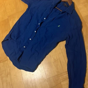Blå skjorta från Polo Ralph Lauren - Snygg blå skjorta från Polo Ralph Lauren i slim fit. Storlek M.