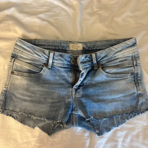 Ljusblå jeansshorts  - Snygga shorts från pepe jeans 🥰 stl 26