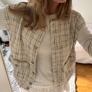Beige rutig väst - Beige väst med rutigt mönster och guldiga knappar. Säljer även tröjan jag har under i en annan annons💕
