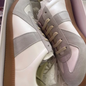 Maison Margiela skor i vit - Maison Margiela skor i vit perfekt till sommaren! Dustbag och skokartong ingår!