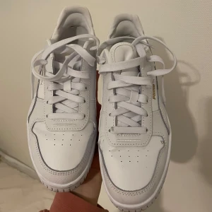 Vita sneakers från Puma - Snygga skor från Puma i storlek 39, i bra skick💫