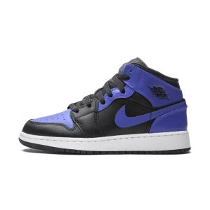 Air Jordan 1 Mid ‘Hyper Royal’ - Säljer ett par Nike Air Jordan 1 Mid i svart och blått. Använda en gång, så i väldigt bra skick. Köpta för ca 2000kr. 