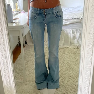 Lågmidjade bootcut jeans - Så snygga Lågmidjade bootcut jeans! ( midjemått är 37 cm tvärsöver och innebenslängd är 80 cm 🩷 köpta här på plick så bilderna är från tidigare ägare!! Skriv om ni vill ha fler bilder 🩷