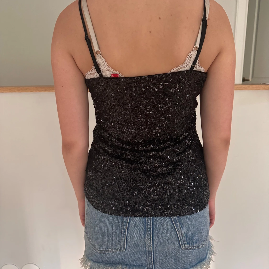 Svart glittrig linnetopp - 1