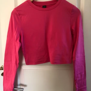 Rosa croppad långärmad topp  - Säljer en enkel och stilren rosa croppad långärmad topp från SHEIN i storlek s. Toppen har rund halsringning och är gjord i ett mjukt bomullsliknande material. Har använt som första topp i discodans på danstävlingar i brons klass 🩷