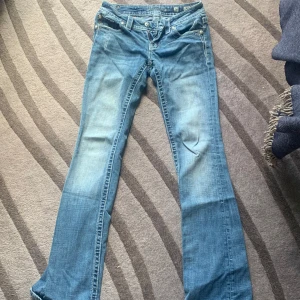 Low waist bootcut miss me jeans  - Storlek 26, midjemått 36 och passar mig i längden som 164, pris går självklart att diskutera och kontakta kring frågor