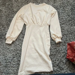 Ljus beige långärmad klänning - Ljus beige klänning som är fin och stilren💞