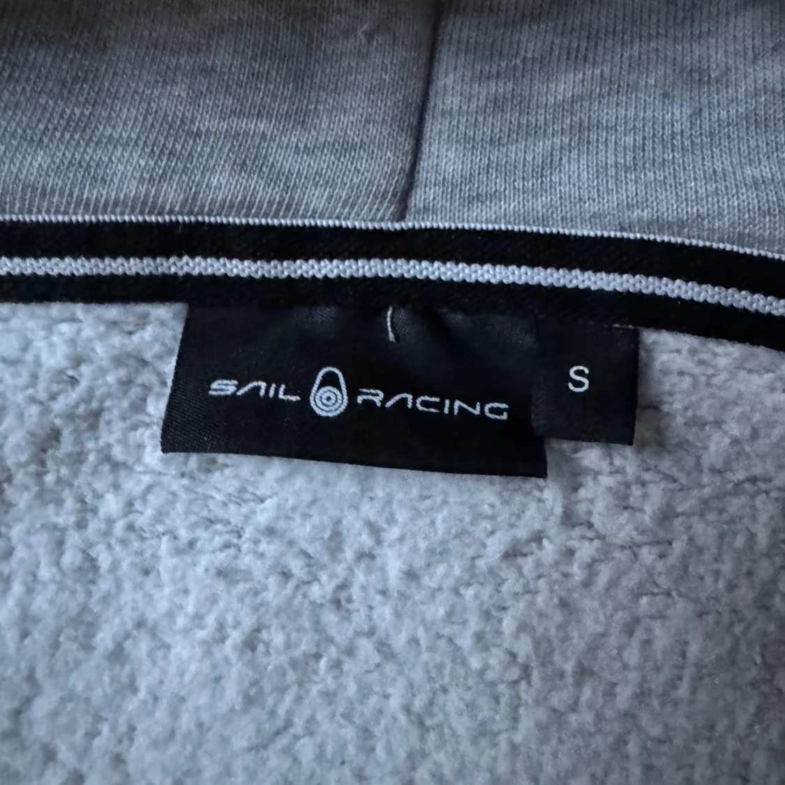 Ljusgrå hoodie från Sail Racing - 3