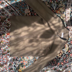 Samsøe Samsøe full zip olivgrön  - Säljer min Samsøe Samsøe zip-tröja – strl M Använt den bara ett par gånger efter köp, sen har den bara legat. Inga skador eller fläckar – dragkedjan funkar som den ska och tröjan är i fint skick. Snygg passform och ny pris ligger på 1500. Går diskutera priset. 