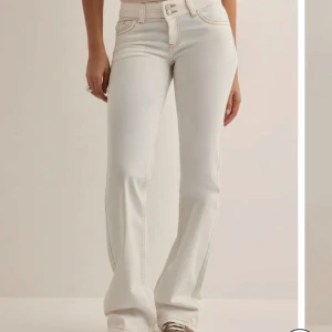 Vita jeans Nelly  - Oanvända stitch jeans från Nelly💕passar S