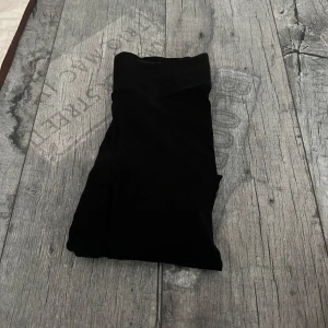 Svarta leggings - Svarta leggings i stretchigt material, perfekta för en avslappnad och bekväm stil. De har en hög midja och är tajta hela vägen ner. Passar bra till både oversized tröjor och crop tops. Passar S