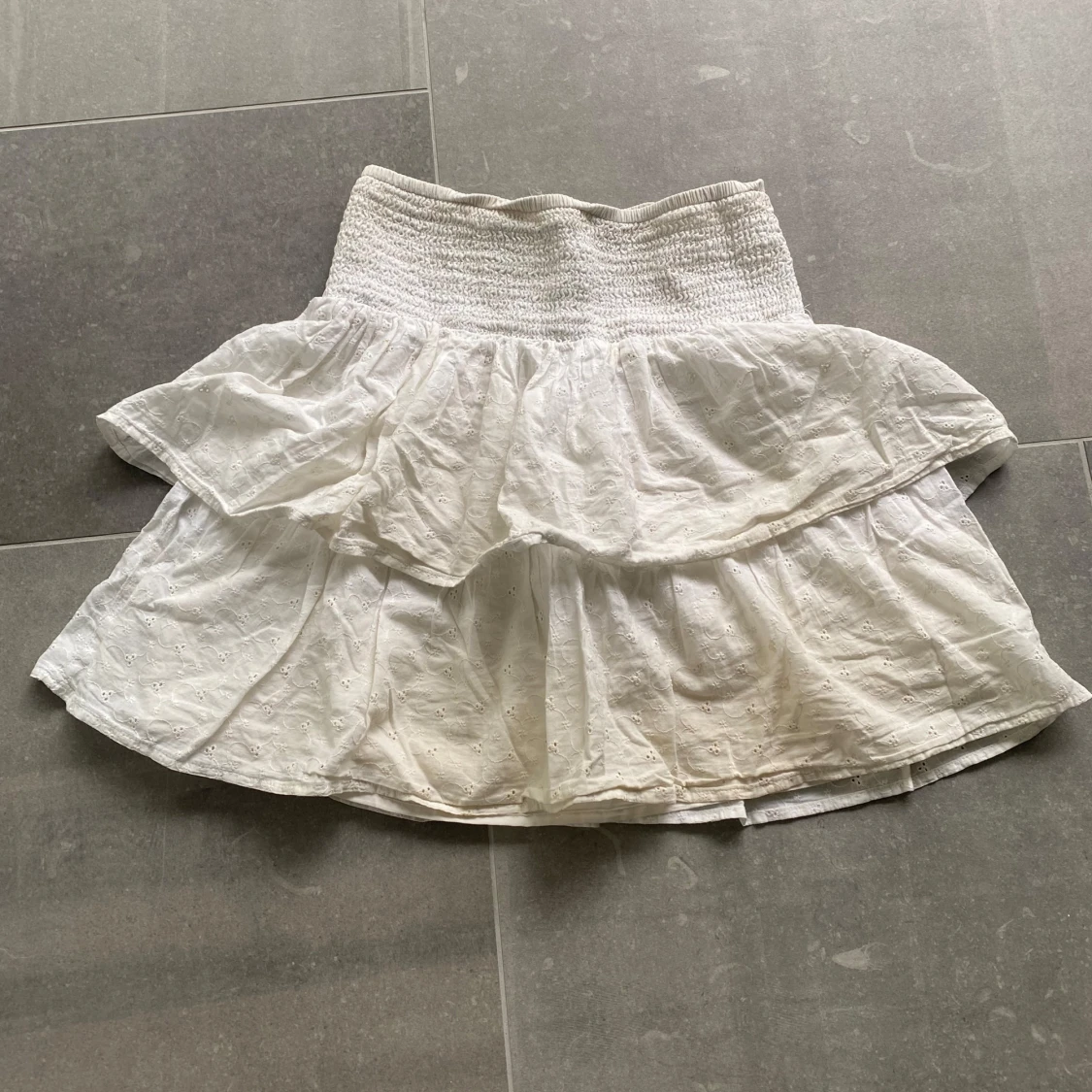 Vit volangkjol med smock i midjan