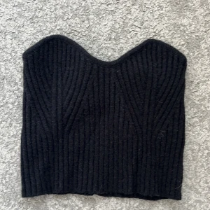 Svart ribbad tubtopp från SHEIN - Säljer en svart ribbad tubtopp från SHEIN. Toppen är stickad och har en snygg hjärtformad överkant. Perfekt att styla med jeans eller kjol för en trendig look.