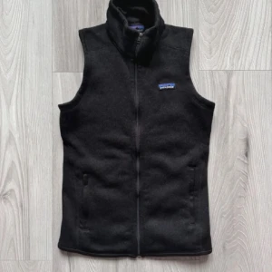 Patagonia fleece-väst - 🔹 Märke: Patagonia 🔹 Storlek: S ‼️OBS: sitter som en XS‼️ 🔹 Skick: 9/10 – Mycket bra skick 🔹 Färg: Svart 🔹 Material: Polarfleece 🔹 Hör av dig vid minsta fundering!😃🙌 Fraktas samma dag som köp🤝✅