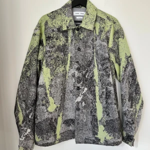 Overshirt från Samsøe Samsøe - Säljer en unik overshirt/sommarjacka från Samsøe Samsøe i storlek: M - finns även tillhörande shorts.