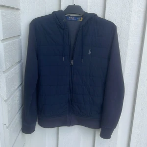 Mörkblå cardigan från Polo Ralph Lauren - Snygg mörkblå jacka från Polo Ralph Lauren i storlek S. Jättefin och passar perfekt till våren. Lite solblekt men annars felfri! Hör av er för fler frågor!