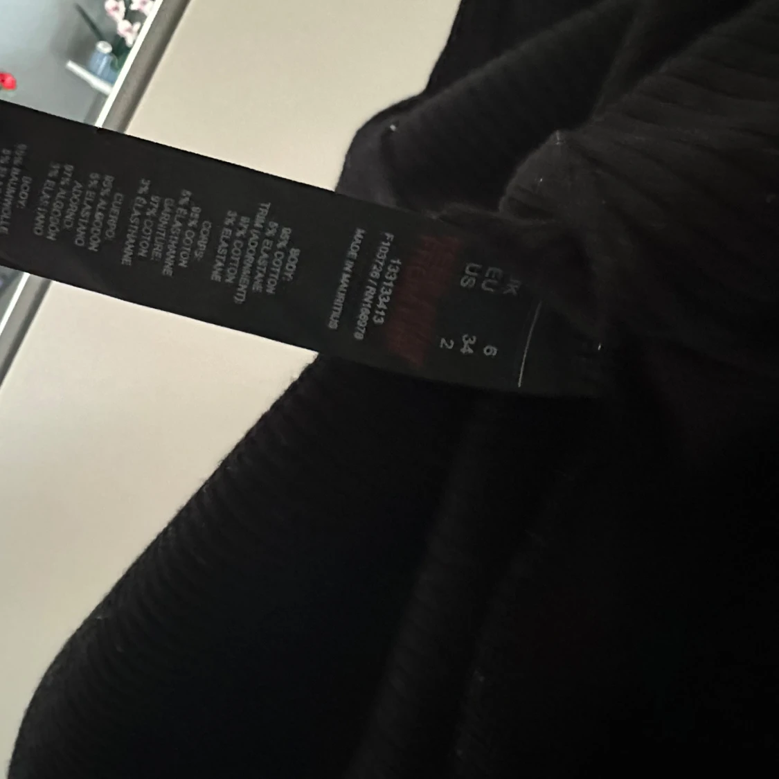 Svart ribbad klänning  - 4