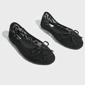 Ballerinaskor - Snygga svarta ballerinaskor med spets. Skorna har rund tå och platt sula. Helt oanvända från Nelly pga beställde fel storlek! Pris kan diskuteras vid snabb affär!