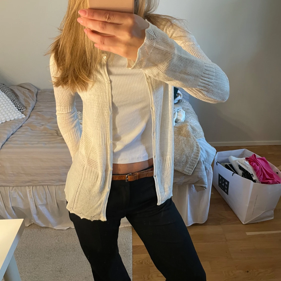 Vit stickad kofta med knappar