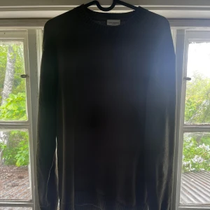 Långärmad tröja - Säljer en schysst långärmad tröja i bomull från John Henric som inte används längre, tröjan är i superbra skick och inga tecken på användning syns! Strl S