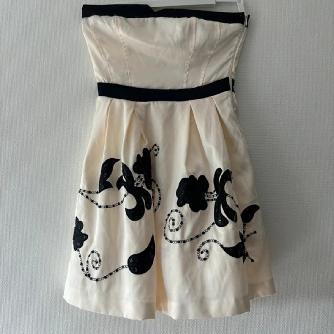 Vit och svart axelbandslös klänning Vila