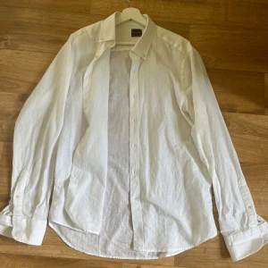 Oscar Jacobsen skjorta  - Säljer denna vita linneskjorta från Oscar Jacobsen, den är aldrig använd så i 10/10 skick.  Nypris 1400kr.Storlek L slim fit så beroende på hur man vill att den ska sitta så kan M också ha den, köparen står för frakten. Kan mötas upp. Priset kan även diskuteras vid en snabb affär 