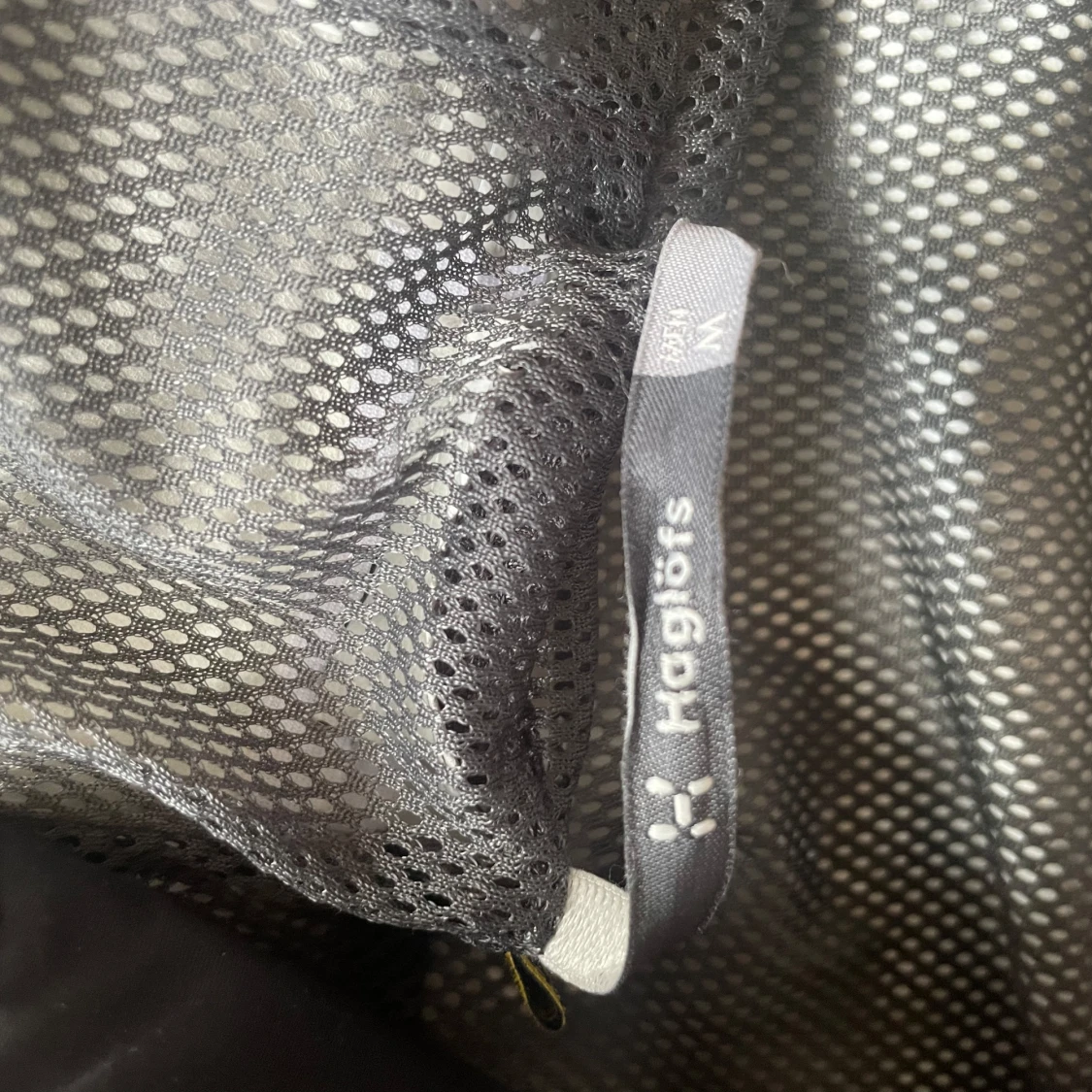 Svart vindjacka från haglöfs  - 1