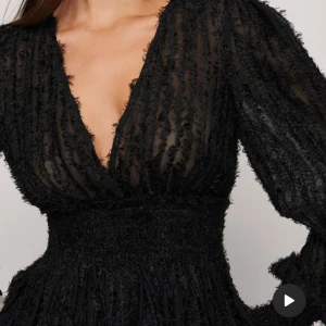 Fest topp - säljer min fina fest topp från NA-KD då den inte kommer till användning, använd ca 2 gånger så är i nyskick!💕🫶🏼🙏🏼 nypris 449kr