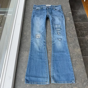 Lågmidjade jeans  - Så snygga jeans som tyvärr inte passar mig och har därför ingen bild på! Midjemått tvärsöver: 41cm Midjehöjd: 21cm Inerbens längd: 81cm 💕
