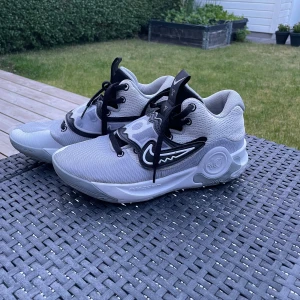 👟 Nike KD Trey 5 – Vit/Grå/Svart – Basket - Säljer ett par Nike KD Trey 5 basketskor i färgerna vit, grå och svart.  🧼 Skorna är i fint skick – använda men välvårdade 📏 Storlek: EU 42 🏀 Designade för bra grepp, stöd och komfort – perfekta för basket eller som snygga vardagssneakers 🆕 Inga defekter eller trasiga partier  Populär modell från Kevin Durant-serien – både stilrena och funktionella.