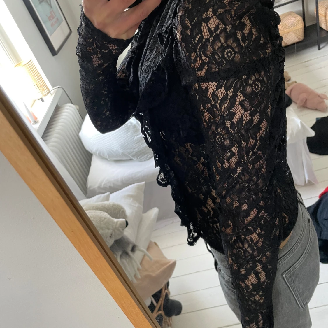 Svart spetsblus med volangdetaljer - 1