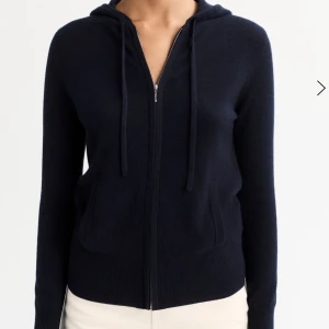 Mörkblå hoodie i kashmir från Soft Goat - Mysig mörkblå hoodie från Soft Goat i lyxig kashmir. Älskar denna ! 🤌🏻