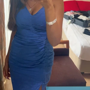 Blå tight kortklänning med slits - Blå klänning slits formar din kropp perfekt